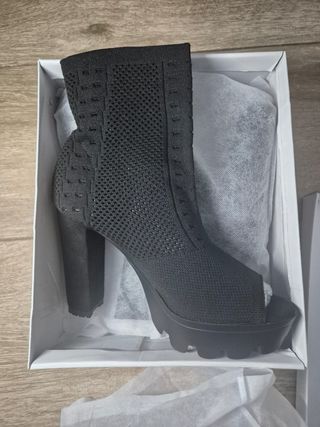 Botas calcetín negras punta abierta tacón grueso