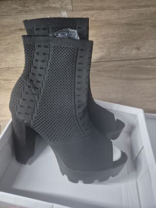 Botas calcetín negras punta abierta tacón grueso