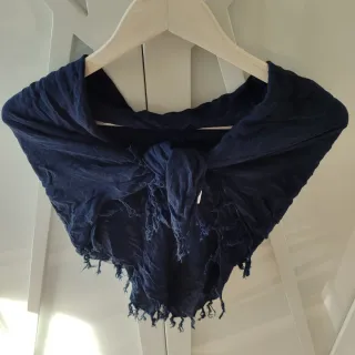 Pañuelo azul con bordado