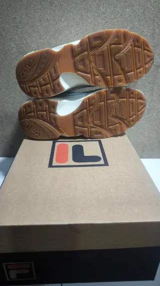 Zapatillas Fila V94M Grises y Blancas