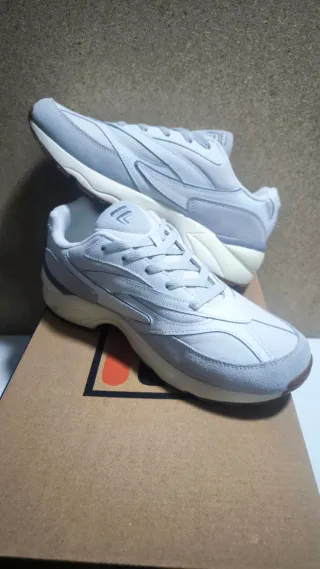 Zapatillas Fila V94M Grises y Blancas