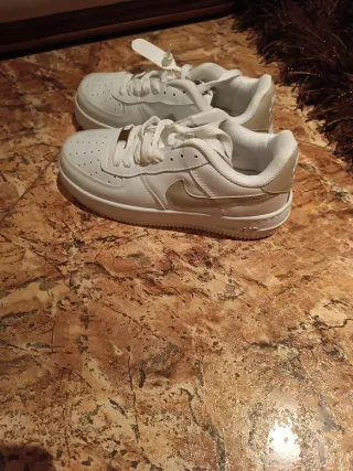 Sapatilhas Nike Air Force 1 Branco Dourado