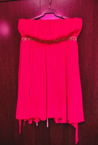 Vestido de fiesta coral con detalles dorados