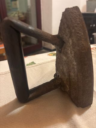Antico ferro da stiro in ghisa