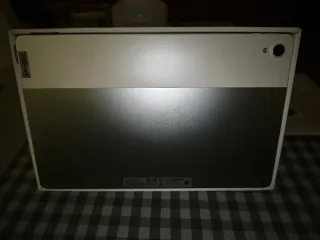 Tablet Lenovo Tab P11 Plus bianco e alluminio con Google Kids Space e Entertainment Space