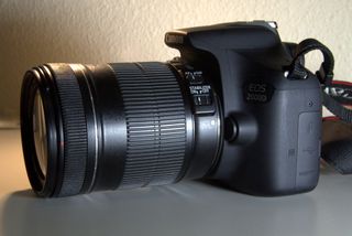 Cámara Digital Canon EOS 2000D Negra