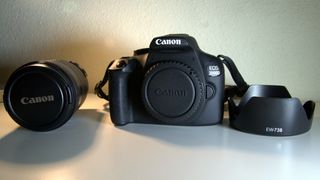 Cámara Digital Canon EOS 2000D Negra