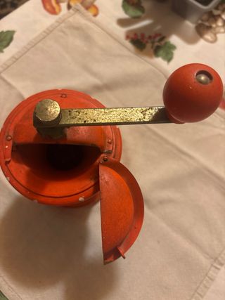 Macinino da caffè vintage rosso