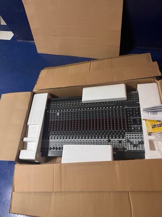 Mesa de Mezclas Behringer Eurodesk SX3282