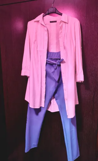 Conjunto de traje blanco y azul