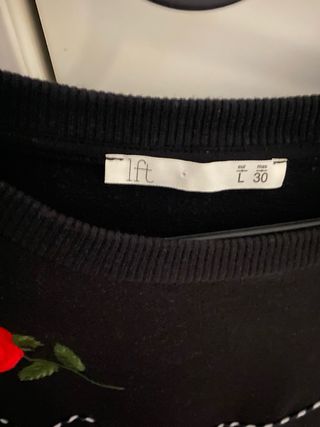 Sudadera negra fina con rosas bordadas