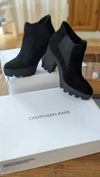 Botines ante plataforma negros