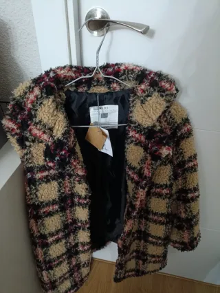 Abrigo de cuadros sin estrenar.