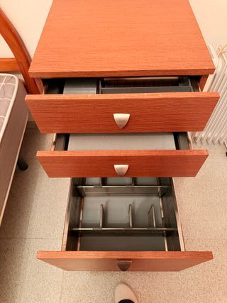 Cajonera de madera marrón