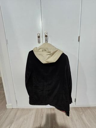 Chaqueta americana con capucha negra