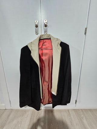 Chaqueta americana con capucha negra