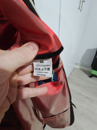 Chaqueta americana con capucha negra