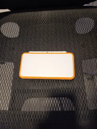 Nintendo 2DS XL Bianco/Arancio boxed.