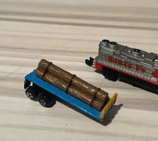 Micro Machines treno e auto con tronchi