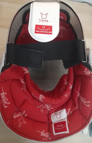 Máscara y guante de esgrima