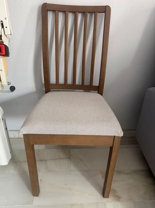 2 sillas de comedor de madera y tela