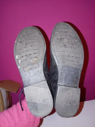 Botines negros con adornos