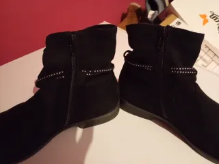 Botines negros con adornos