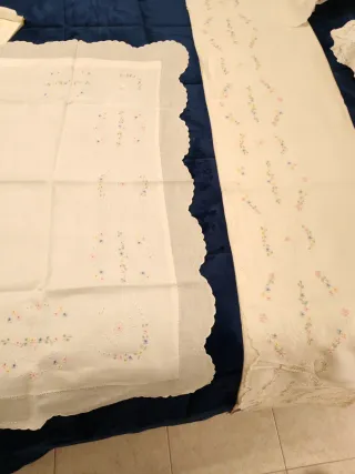 Lenzuolo e federe in lino ricamato