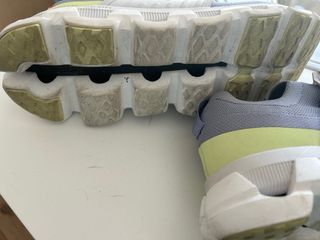 Zapatillas On-running unisex grises y lima