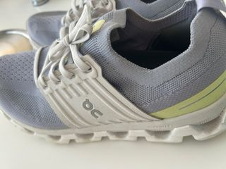 Zapatillas On-running unisex grises y lima