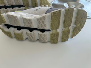 Zapatillas On-running unisex grises y lima