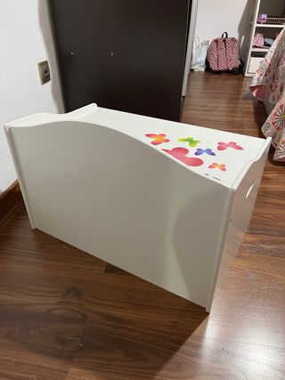 Baúl infantil blanco con mariposas