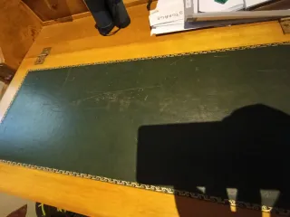 Escritorio de madera con cajones