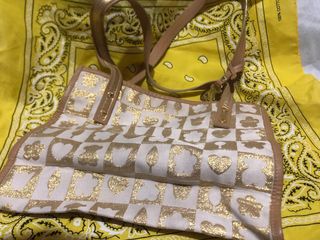 Bolso blanco y dorado