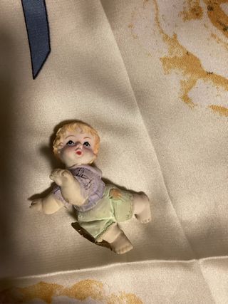 Statuetta Bimbo che gattona in porcellana