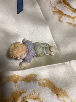 Statuetta Bimbo che gattona in porcellana