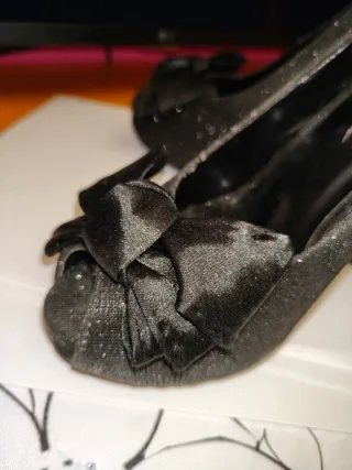 Zapatos tacón negros brillo lazo