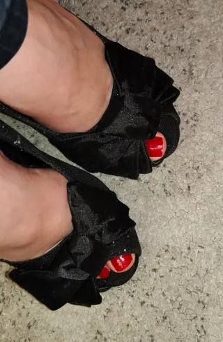 Zapatos tacón negros brillo lazo