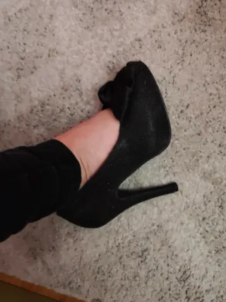 Zapatos tacón negros brillo lazo