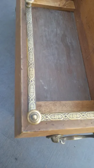 Vaso antico in legno e metallo