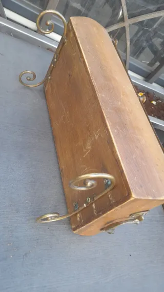 Vaso antico in legno e metallo