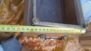 Vaso antico in legno e metallo