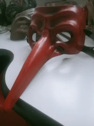 Maschere teatrali in plastica