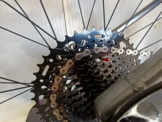 Vendo o cambio 2 Bicicleta de montaña plateada.