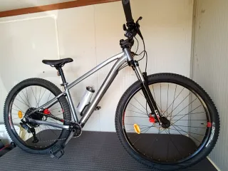 Vendo o cambio 2 Bicicleta de montaña plateada.