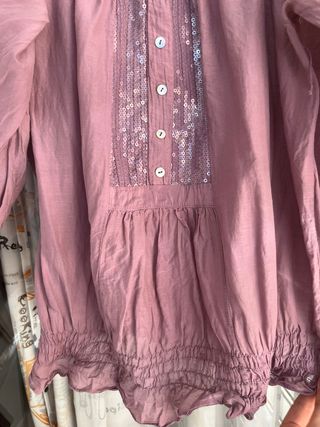 Blusa de mujer con detalle de lentejuelas