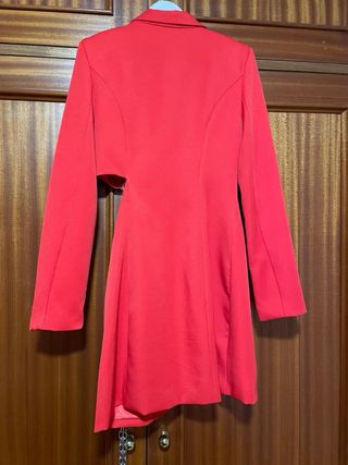 Vestido blazer rojo con aberturas y cadena