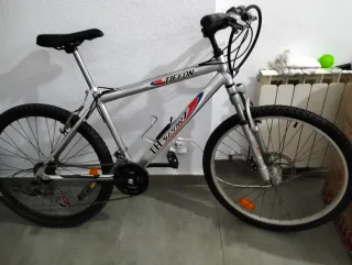 2 Bicicletas   para mujer y la otra para hombre