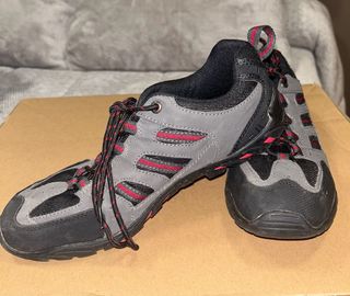 Zapatillas de montaña grises y rojas