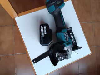 Amoladora Makita DGA504 con Batería 18V